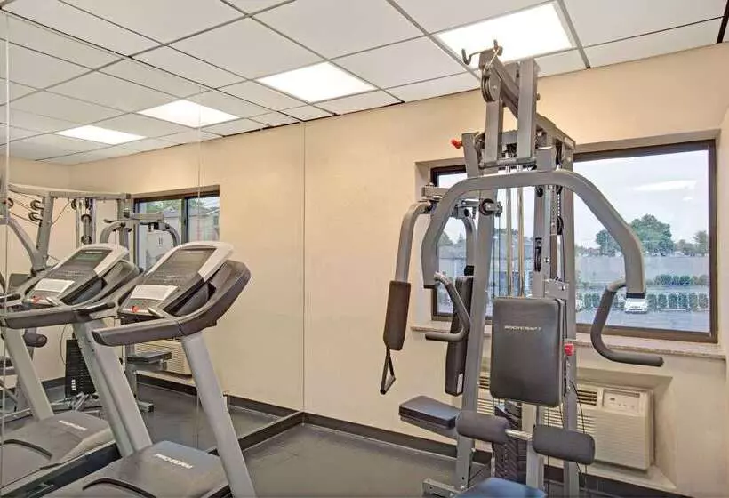 Отель Ramada By Wyndham Staten Island