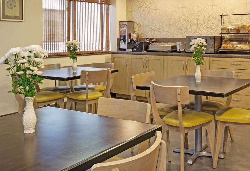 Отель Ramada By Wyndham Staten Island