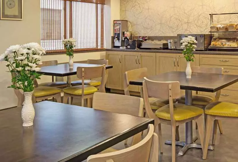 Отель Ramada By Wyndham Staten Island