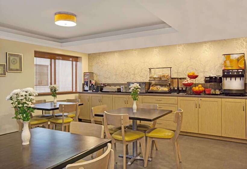 Отель Ramada By Wyndham Staten Island