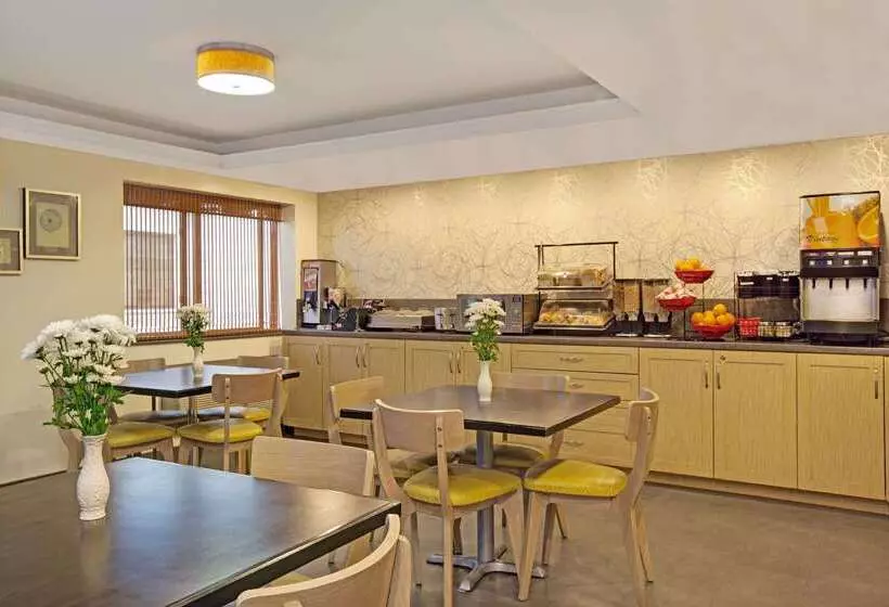 Отель Ramada By Wyndham Staten Island