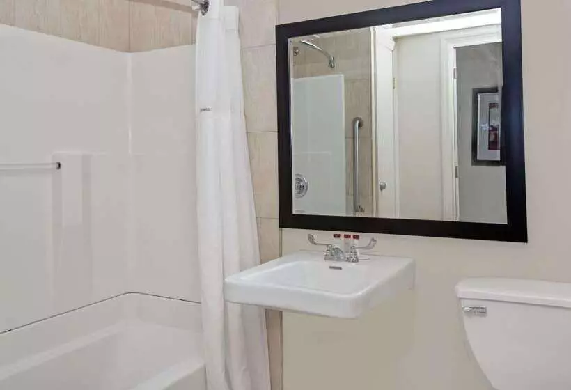 Отель Ramada By Wyndham Staten Island