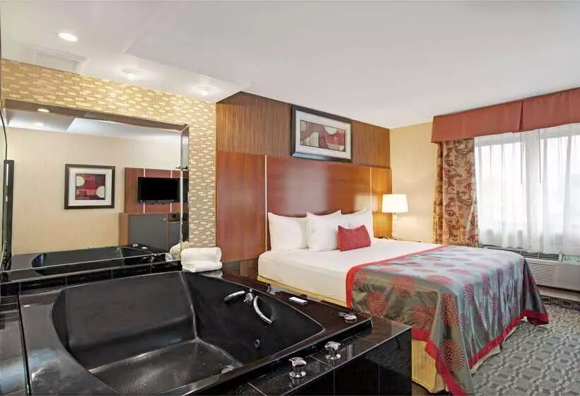 Отель Ramada By Wyndham Staten Island