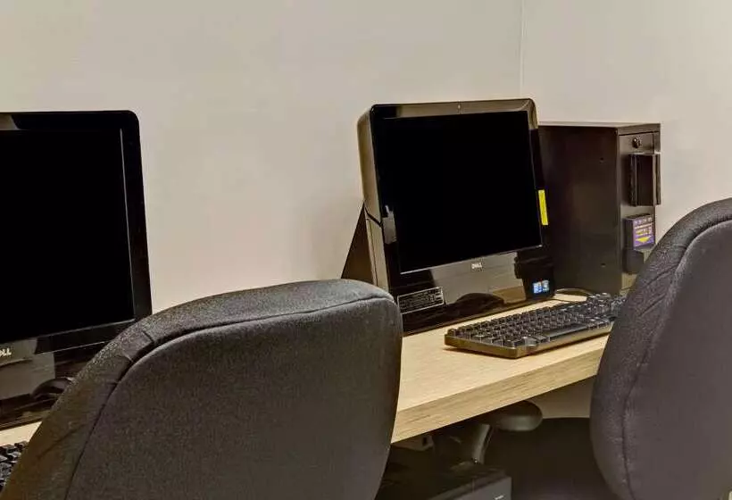 Отель Ramada By Wyndham Staten Island