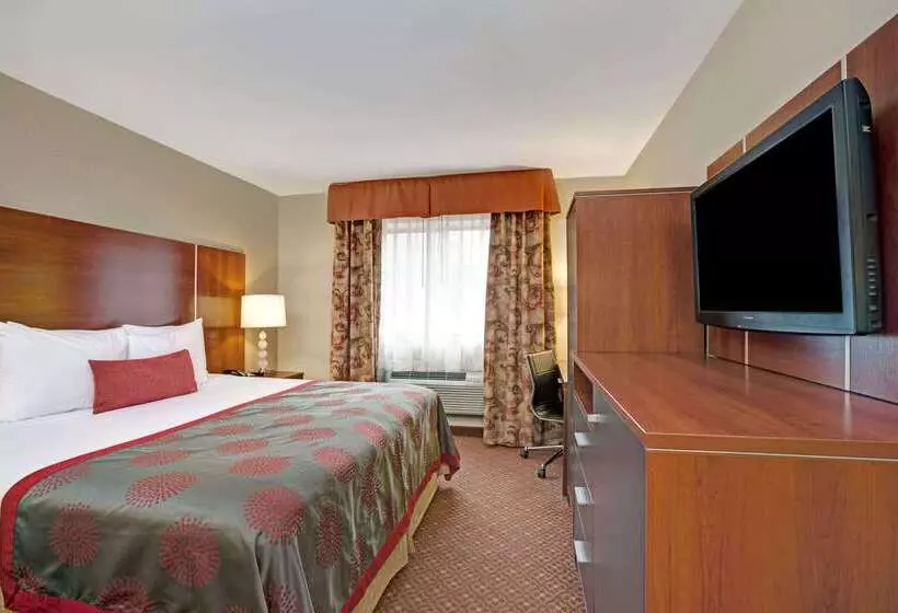 Отель Ramada By Wyndham Staten Island