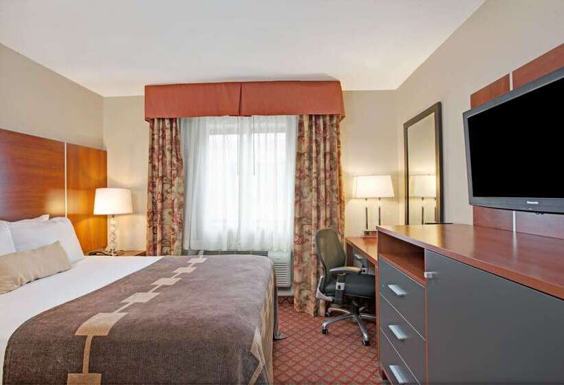 Отель Ramada By Wyndham Staten Island