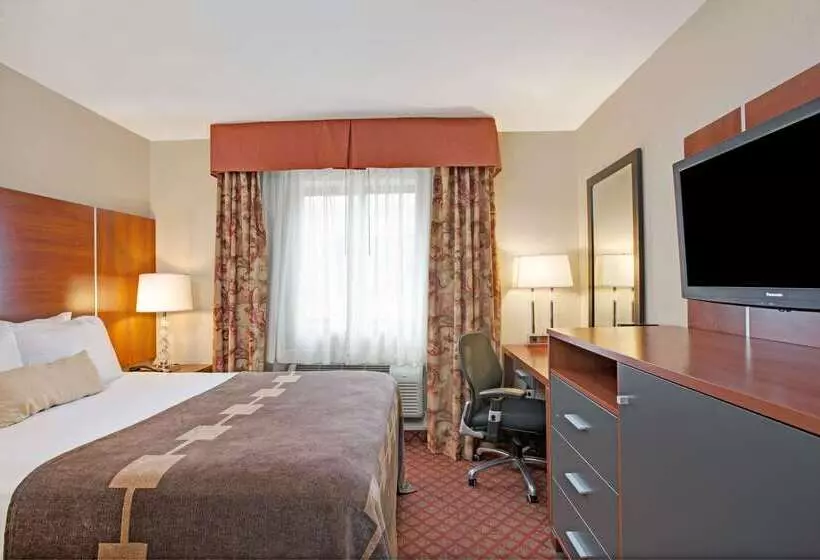 Отель Ramada By Wyndham Staten Island