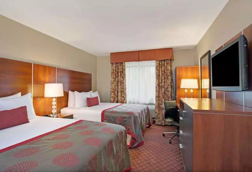 Отель Ramada By Wyndham Staten Island