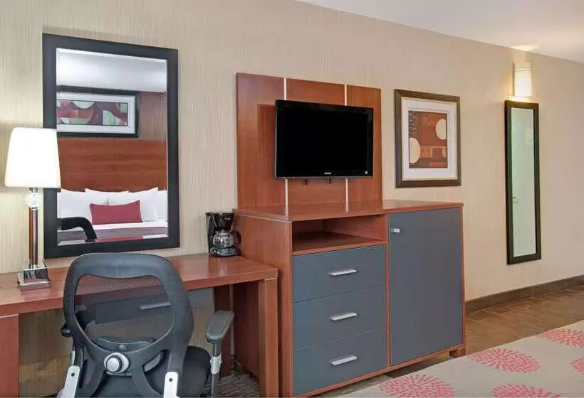 Отель Ramada By Wyndham Staten Island