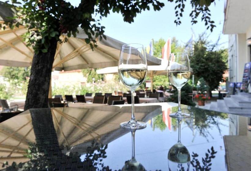 Отель Eisenbock S Strasser Hof