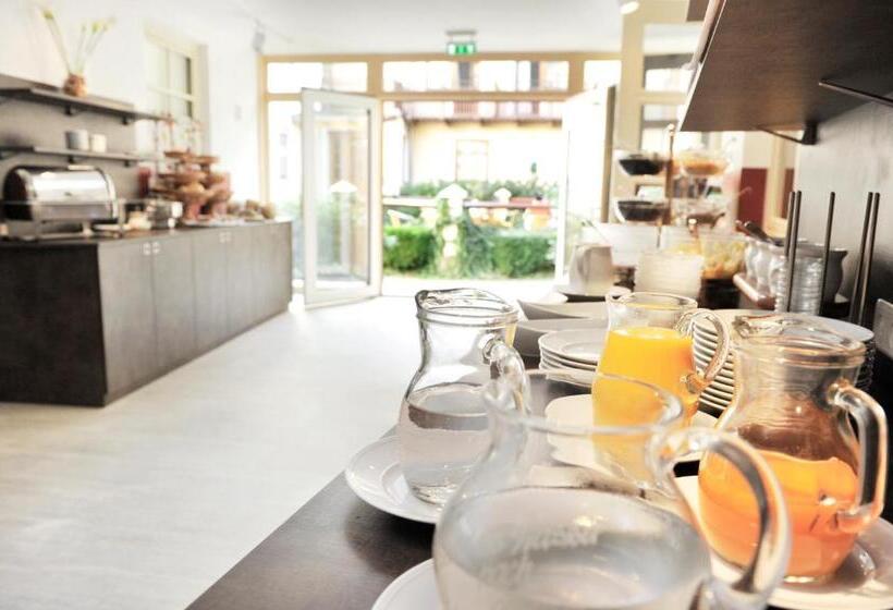 Отель Eisenbock S Strasser Hof