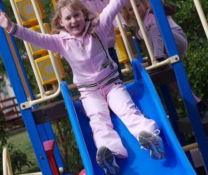 Отель Horsham Holiday Park