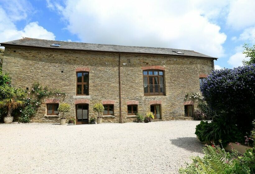 Easton Court  Large Character Barn Near Salcombe