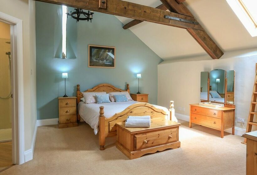 Easton Court  Large Character Barn Near Salcombe