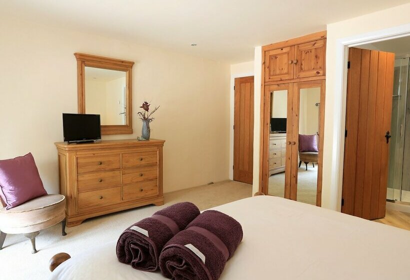 Easton Court  Large Character Barn Near Salcombe