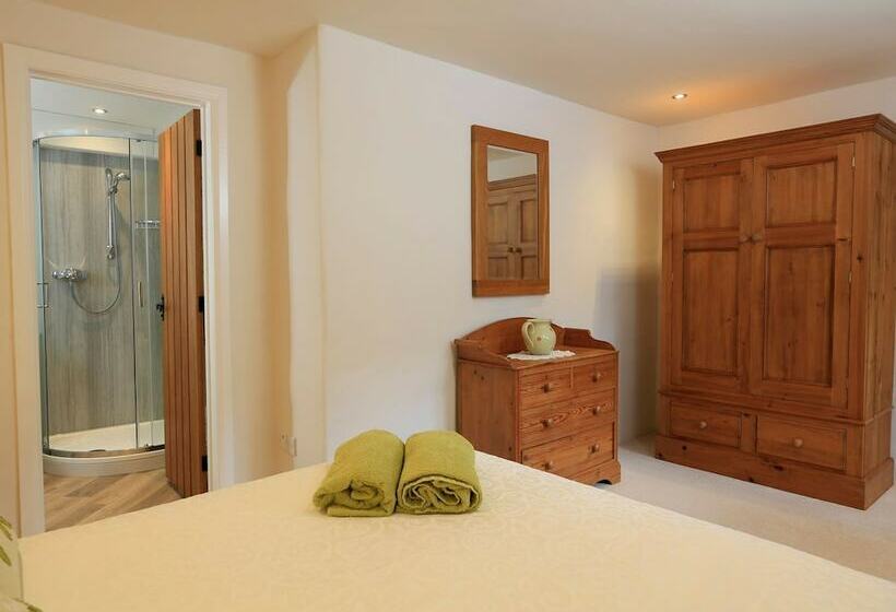 Easton Court  Large Character Barn Near Salcombe