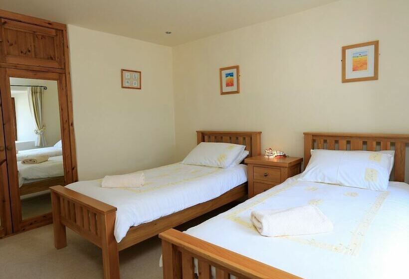 Easton Court  Large Character Barn Near Salcombe