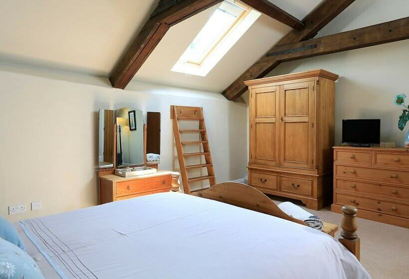 Easton Court  Large Character Barn Near Salcombe