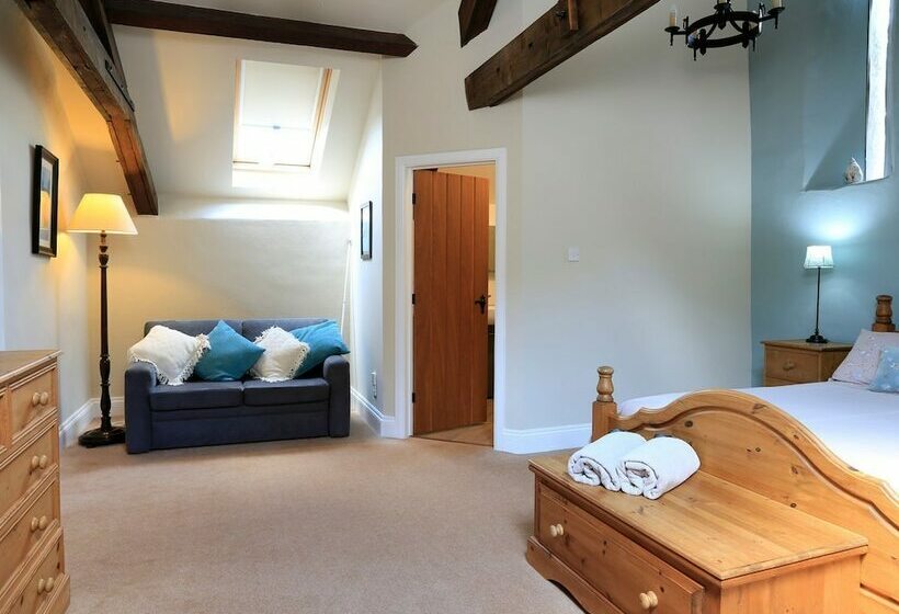 Easton Court  Large Character Barn Near Salcombe