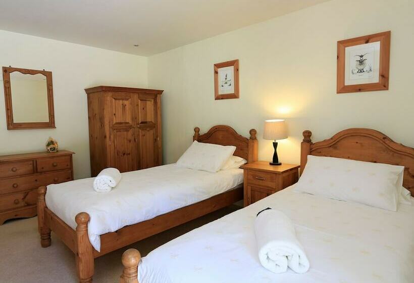 Easton Court  Large Character Barn Near Salcombe