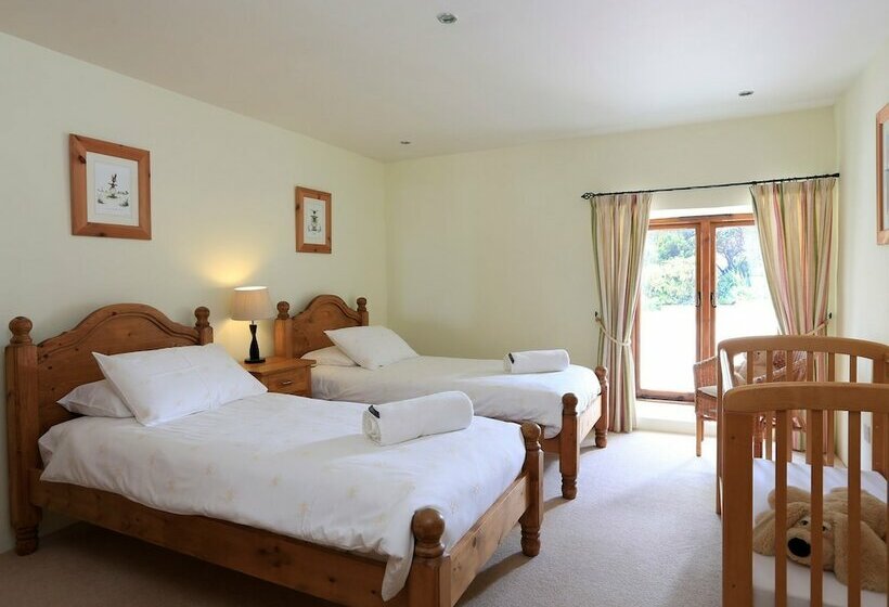 Easton Court  Large Character Barn Near Salcombe