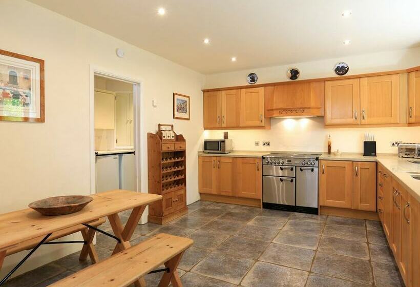 Easton Court  Large Character Barn Near Salcombe