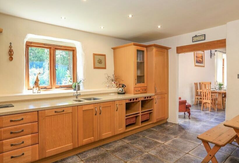 Easton Court  Large Character Barn Near Salcombe