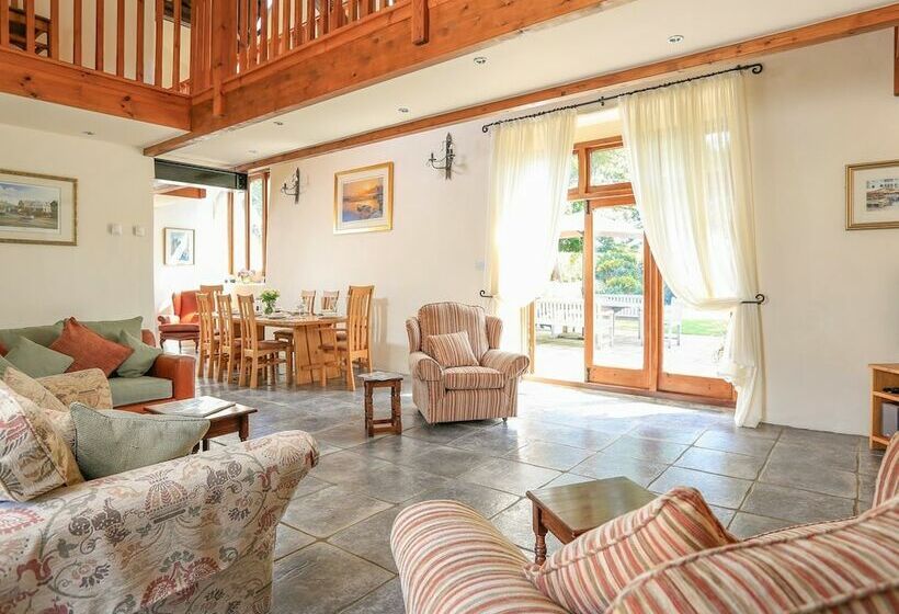 Easton Court  Large Character Barn Near Salcombe