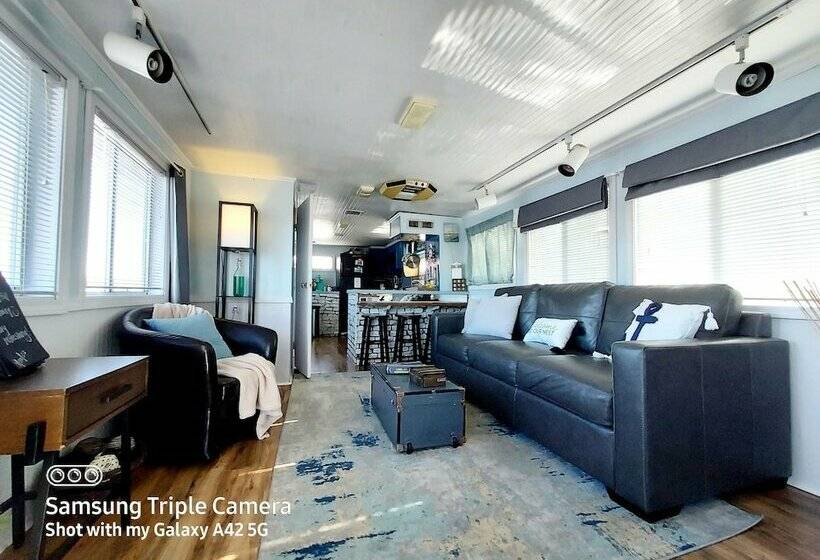 בית מלון כפרי 2 Story Houseboat Seeking A Captain Fishpets Ok