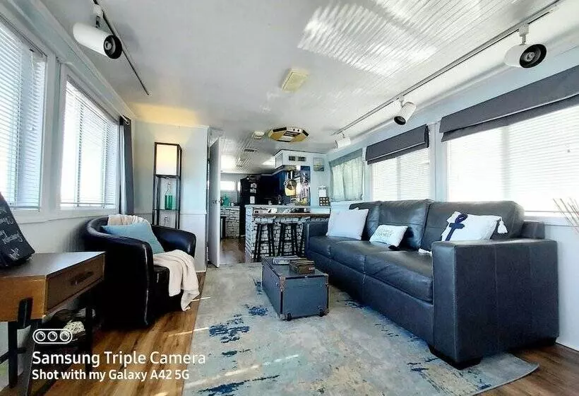 ホテル 2 Story Houseboat Seeking A Captain Fishpets Ok