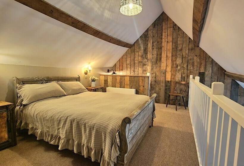 فندق The Threshing Barn At Penrhos Court