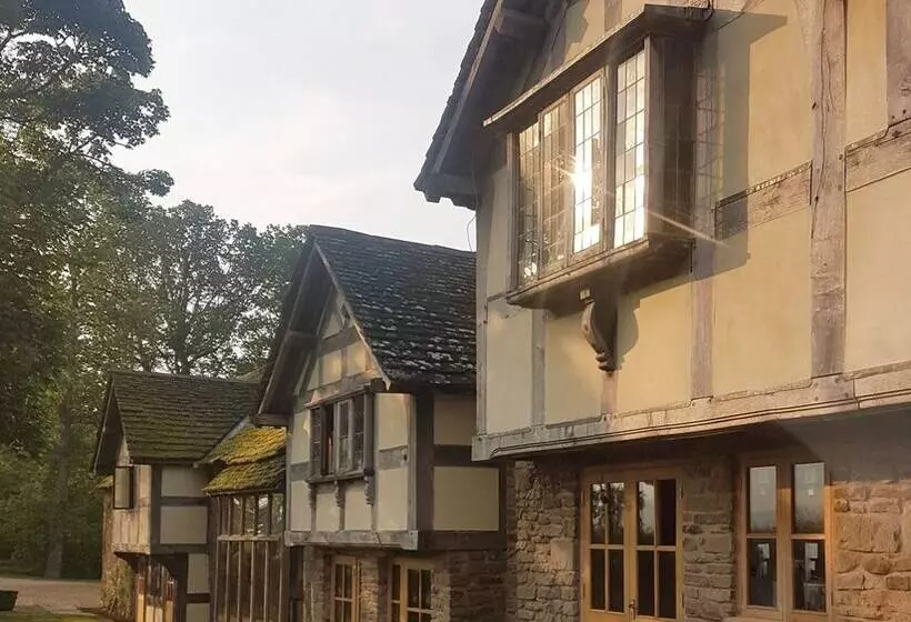ホテル The Threshing Barn At Penrhos Court