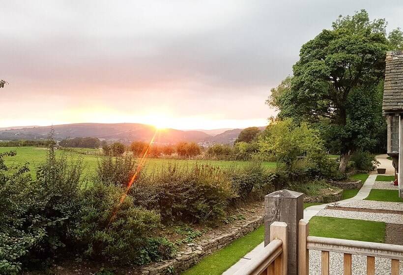 فندق The Threshing Barn At Penrhos Court