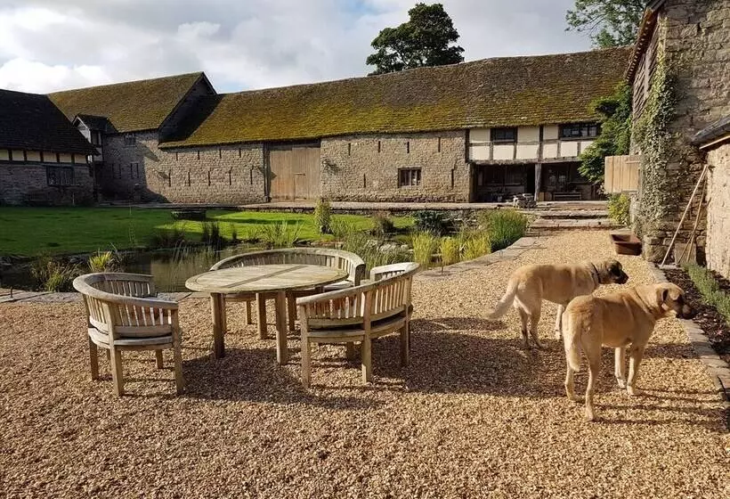 ホテル The Threshing Barn At Penrhos Court