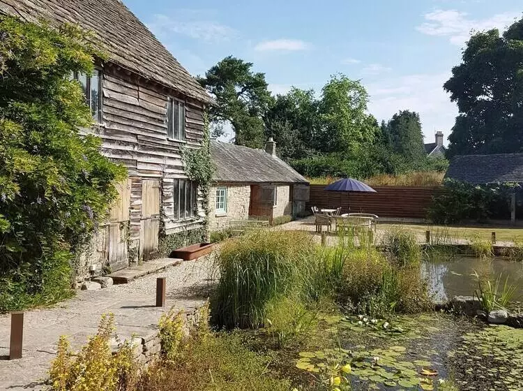ホテル The Threshing Barn At Penrhos Court