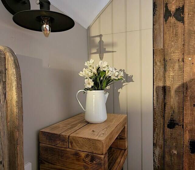 فندق The Threshing Barn At Penrhos Court