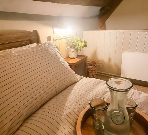 فندق The Threshing Barn At Penrhos Court