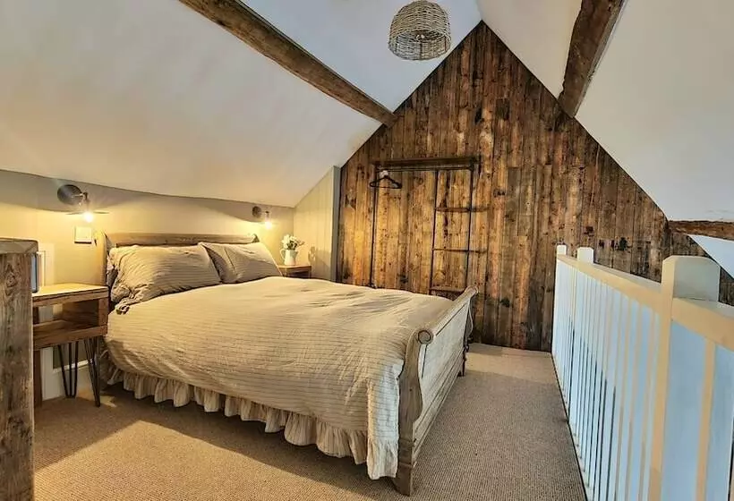 ホテル The Threshing Barn At Penrhos Court