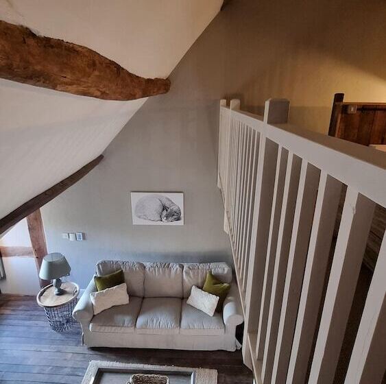 فندق The Threshing Barn At Penrhos Court