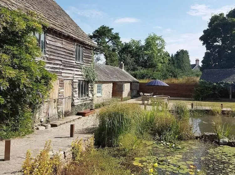 ホテル The Threshing Barn At Penrhos Court