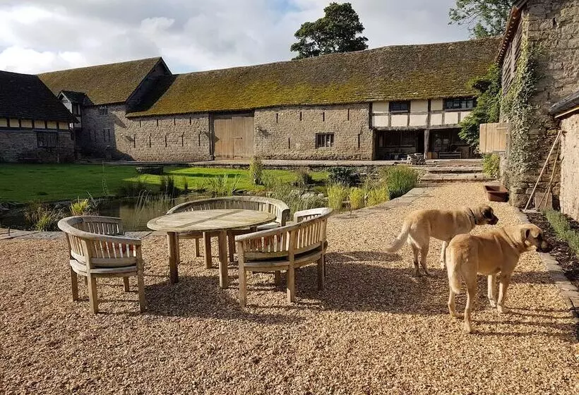 ホテル The Threshing Barn At Penrhos Court