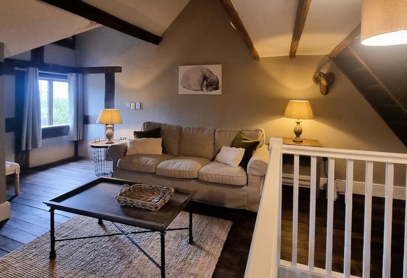 فندق The Threshing Barn At Penrhos Court