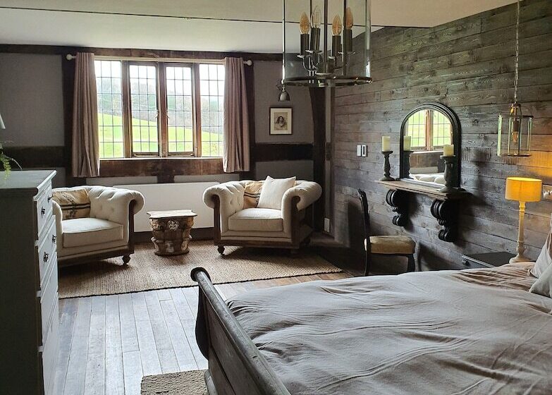 فندق The Threshing Barn At Penrhos Court