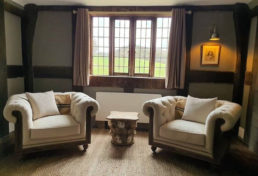 فندق The Threshing Barn At Penrhos Court