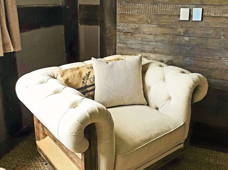 فندق The Threshing Barn At Penrhos Court