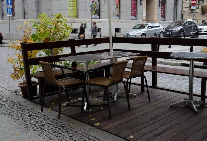 Academus Pub & Guest House