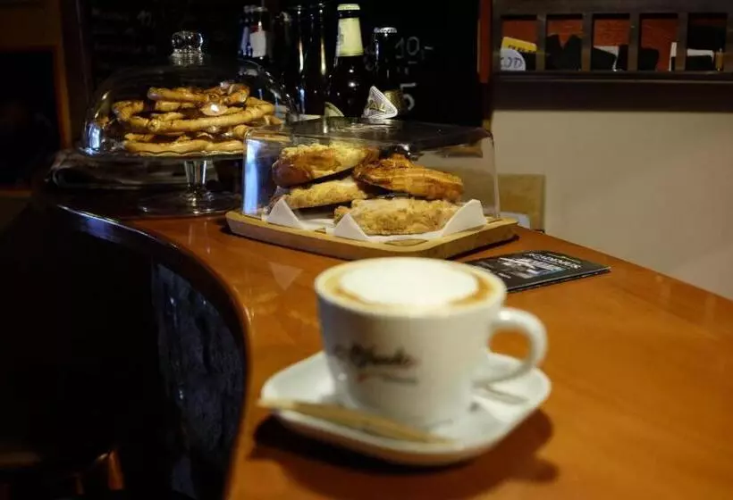 Academus Pub & Guest House