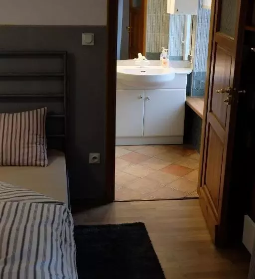 Academus Pub & Guest House