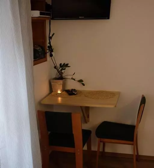 Academus Pub & Guest House