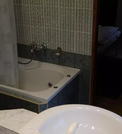 Academus Pub & Guest House